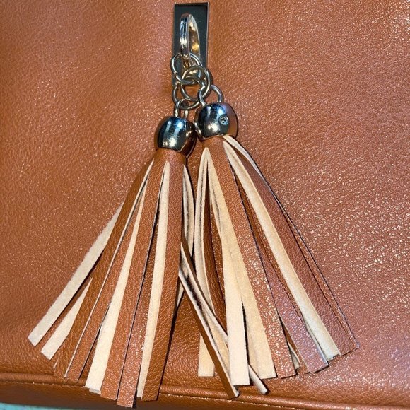 Tan cross-body purse with stylish tassels and many organizing compartments NEW - Picture 2 of 15